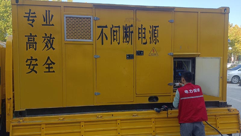 万州柴油发电机组和UPS电源配合使用时，如何避免切换过程中的电力中断？
